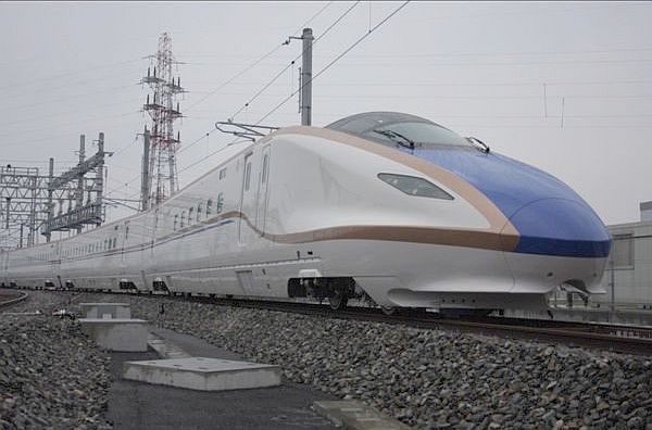 動画 北陸新幹線の新型車両 W7系 お披露目 総合車両所も公開 見学の県民らから かっこいい The Page Yahoo ニュース