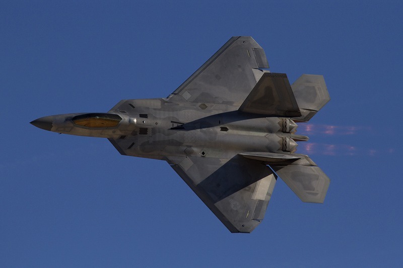 シリア空爆、米軍が初めて実戦投入したF-22ラプターとは？（Yahoo