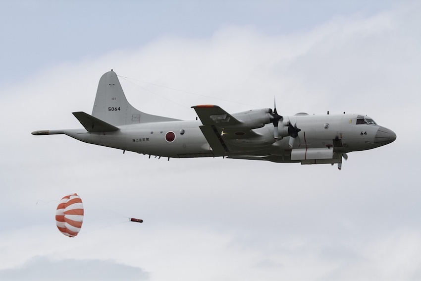 海自下総航空基地で開設55周年記念行事 P3C対潜哨戒機による物資投下