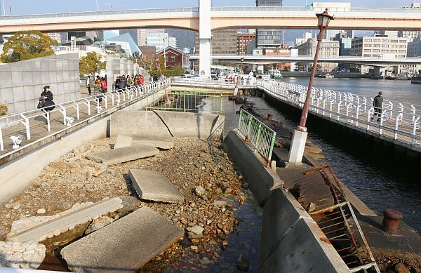 阪神淡路大震災20年 神戸、震災を伝える場所を訪れる人多く（THE