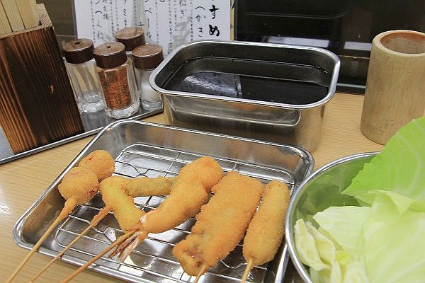 海外進出も・大阪名物串カツ発祥の店「だるま」 ── あの名物看板社長