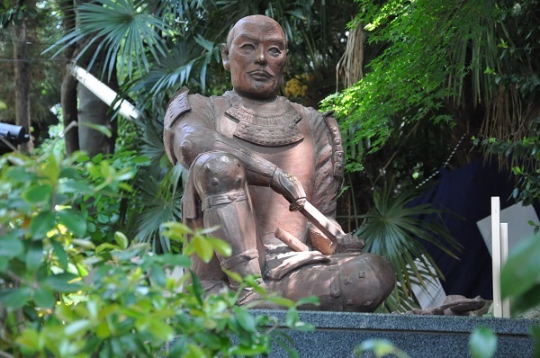 戦う幸村」「瞑想する幸村」大阪に対照的な真田幸村像（THE PAGE
