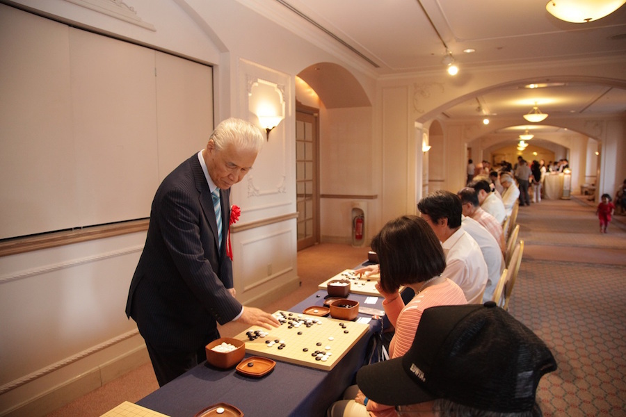 230人と同時に対局、世界一の多面打ち名人 ～囲碁棋士・白江治彦