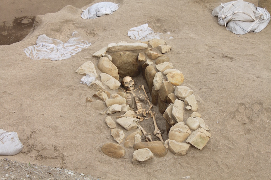 鎌倉・由比ガ浜で古墳時代の人骨出土 10代半ば男性が石棺墓に（Yahoo