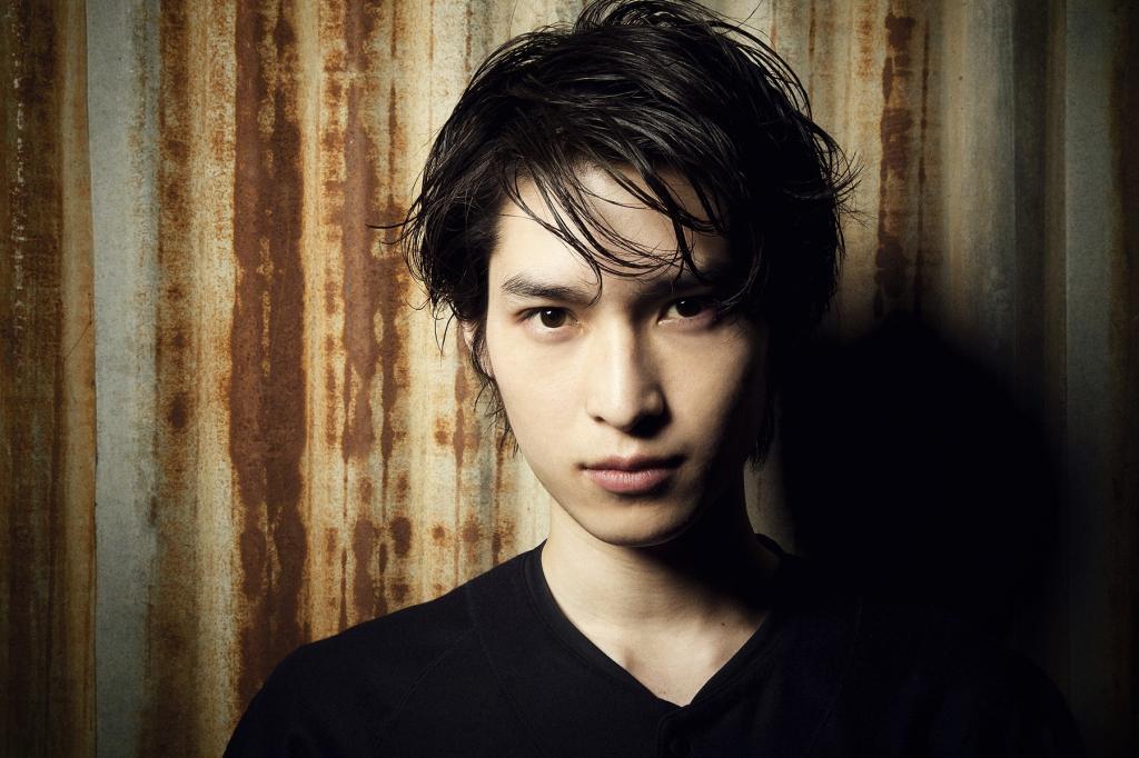 俳優からシンガーソングライターへ 大阪駅前路上から再スタート 阪本奨
