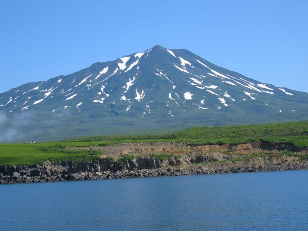 もっと知りたい北方領土(2)“世界で最も美しい二重火山”は国後島に
