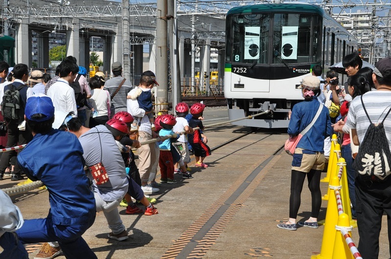 京阪の新車両の試作展示 京阪でフェア・列車と綱引きも（THE PAGE） - Yahoo!ニュース