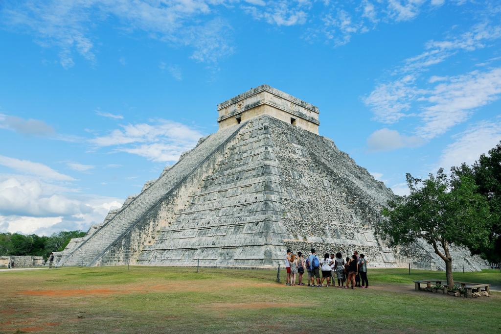 春分・秋分の日に浮かび上がる羽の影…マヤ暦の謎を秘めたピラミッド