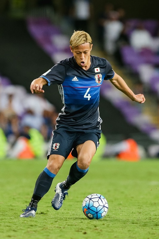 本田圭佑のド派手「ピンクスパイク」、海外でも注目 ｜Qoly