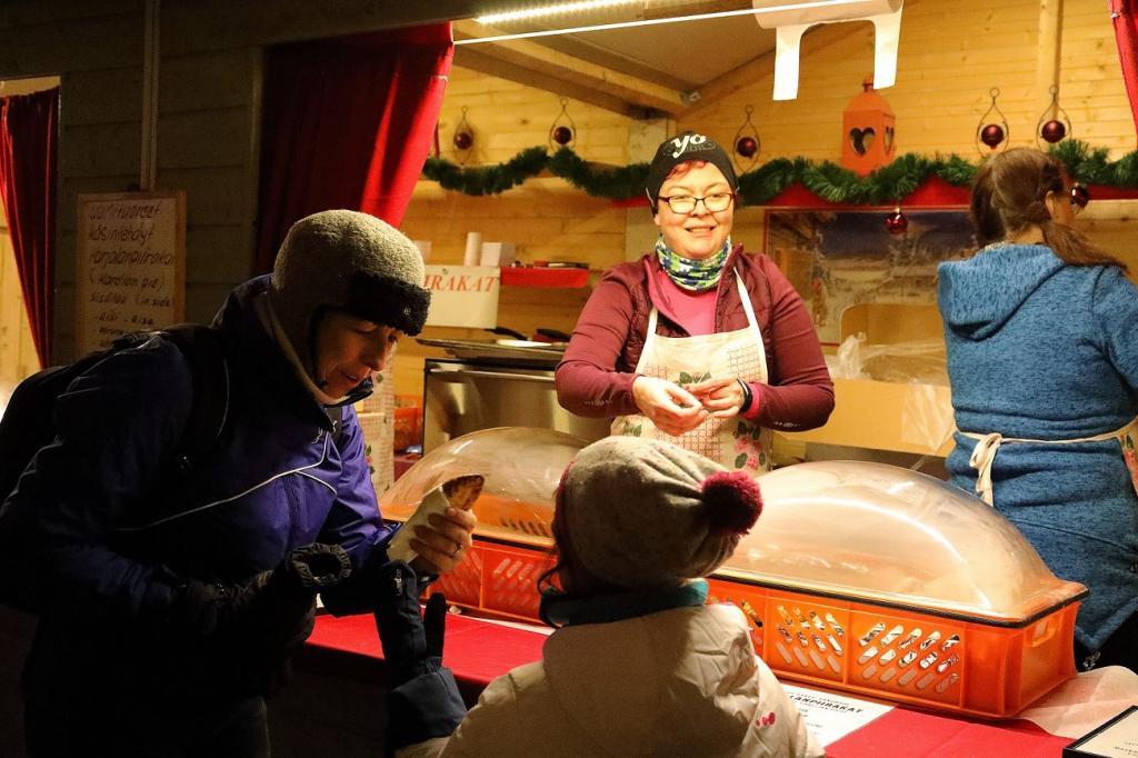 メリーゴーランドと子どもたちの笑顔…ヘルシンキ広場クリスマス