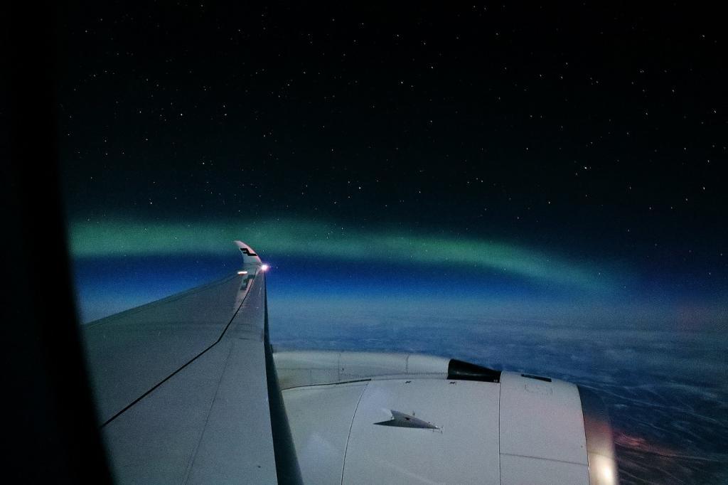 機窓からは高確率 フィンランド帰国便の空を彩った帯状のオーロラ