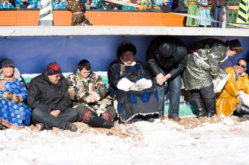 内モンゴルの冬祭りは人もラクダも美しく──豪華な民族衣装
