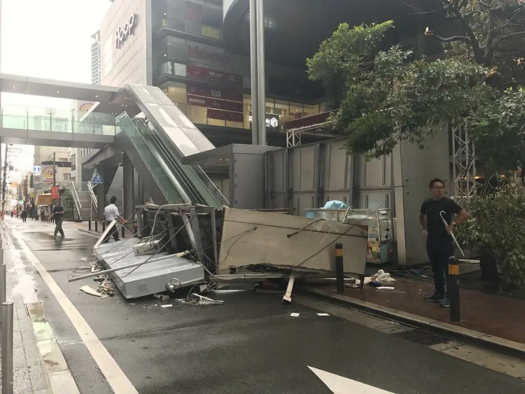 車横転 チケットショップ倒壊 大阪市内でも台風21号強風被害 The Page Yahoo ニュース