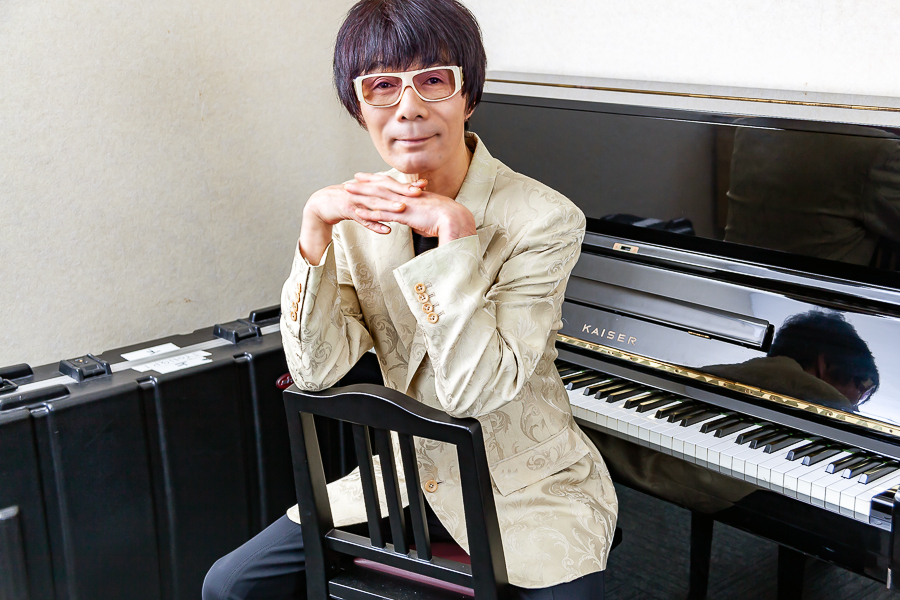 右手でポップス、左手でクラシックを即興演奏 ピアニスターHIROSHIとは
