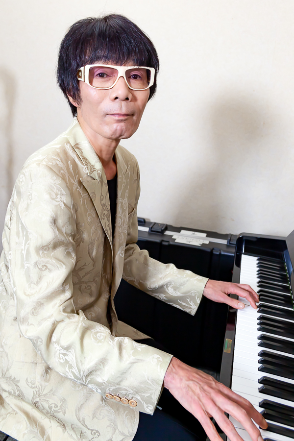 右手でポップス、左手でクラシックを即興演奏 ピアニスターHIROSHIとは