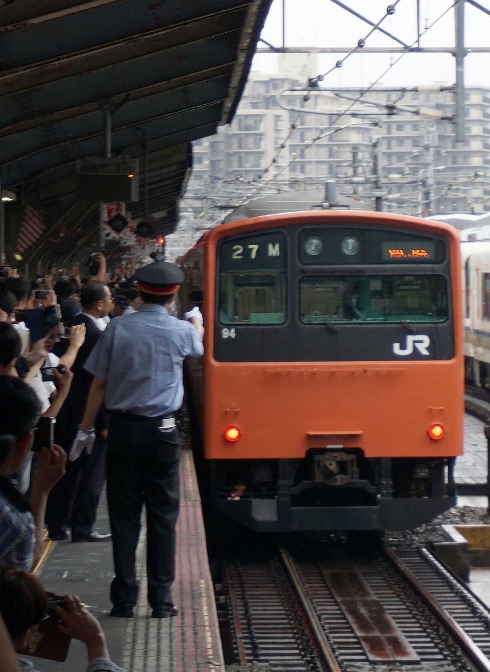 大阪環状線201系運行終了 担当運転士「オレンジはこれしかない