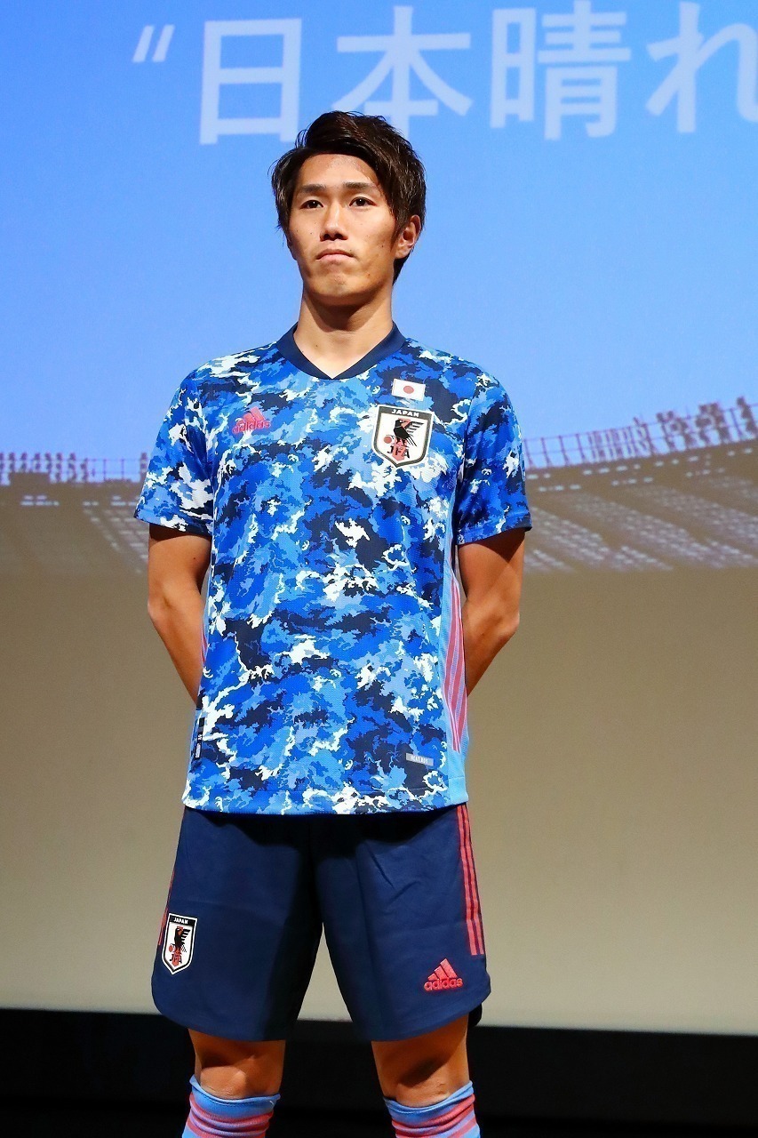 サッカー代表が新ユニホーム発表 「日本晴れ」テーマに青い“迷彩”風
