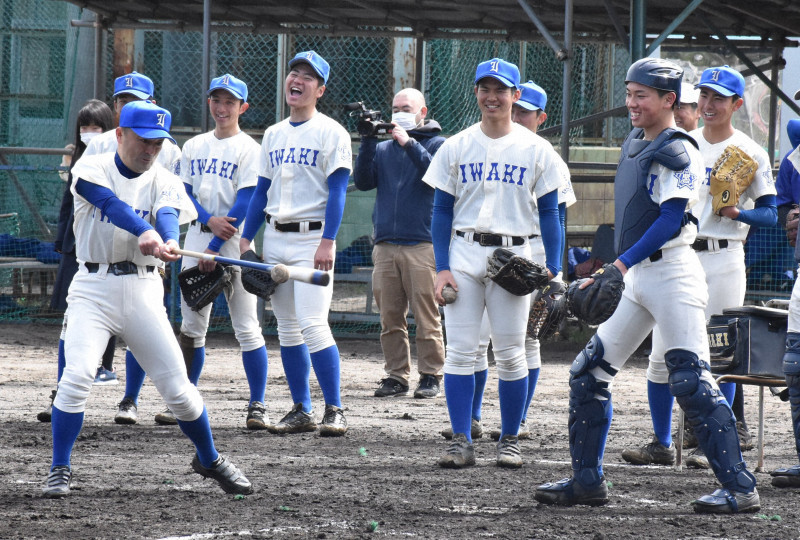 センバツ＞磐城高監督、涙の最終ノック 4月に転勤 センバツ用
