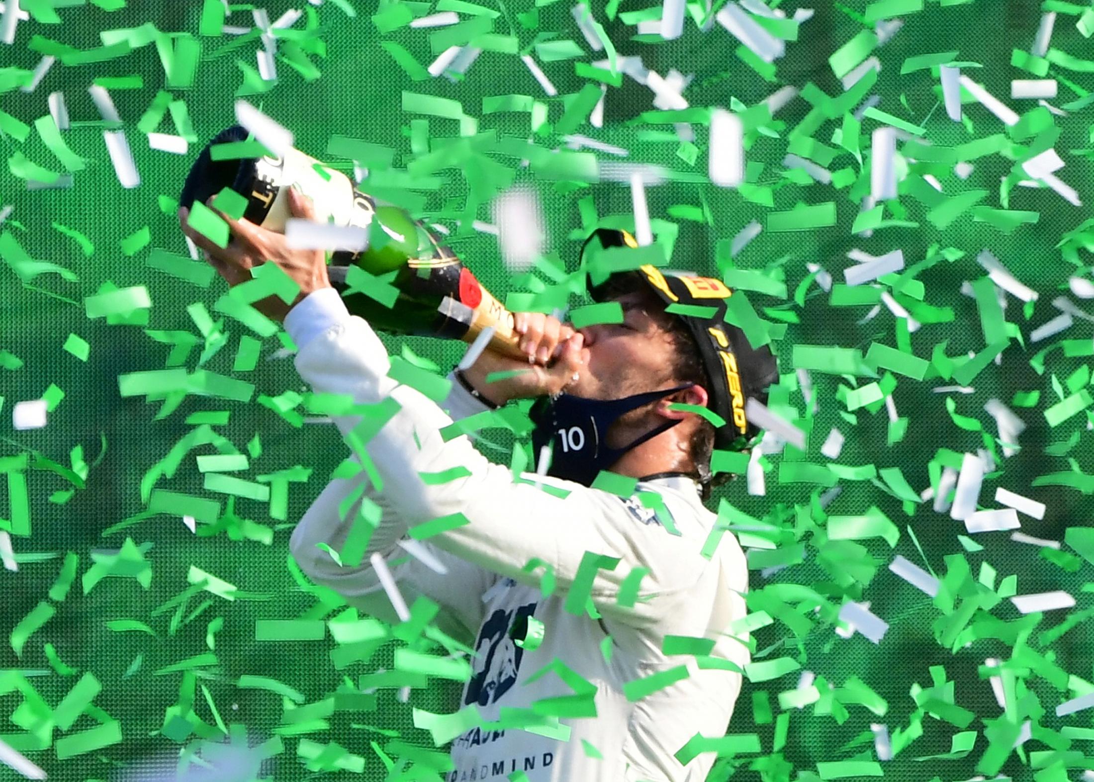 ガスリー★イタリアGP優勝！★アルファタウリ ホンダ★AT01★他13枚 動画＆写真】表彰台で初優勝を喜ぶアルファタウリ・ホンダの