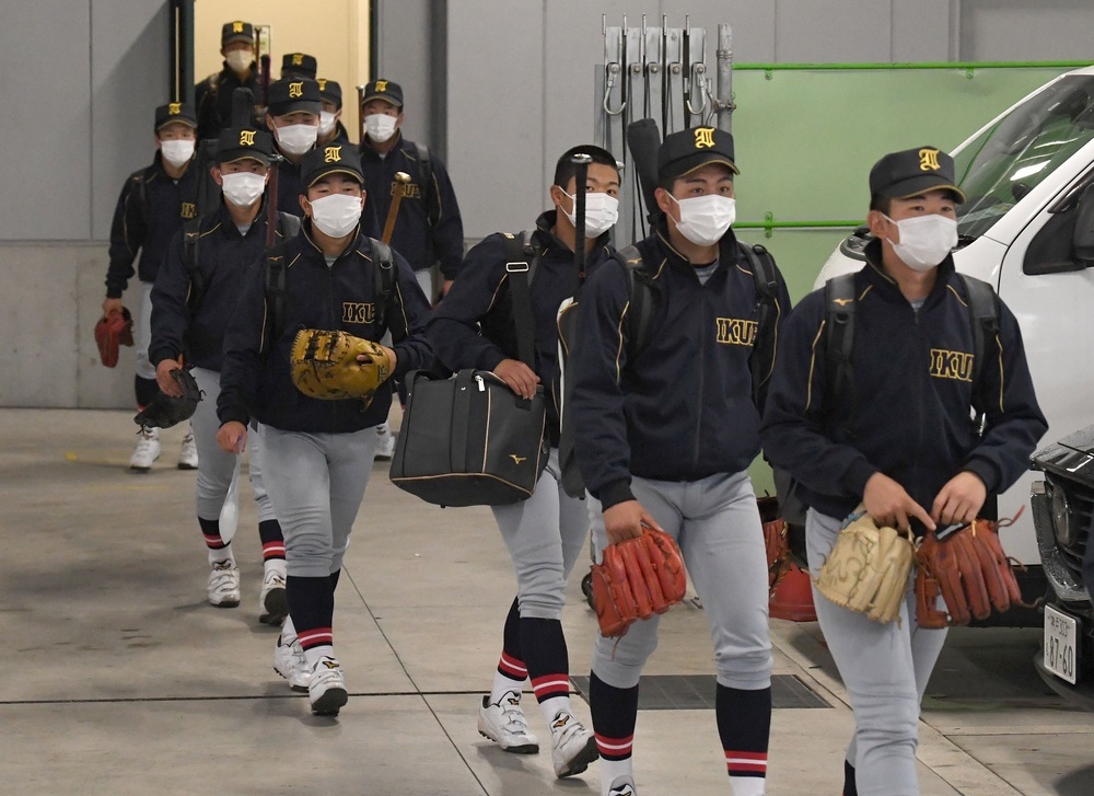 センバツ高校野球 雨天順延 仙台育英、室内練習場で汗流す 長身投手