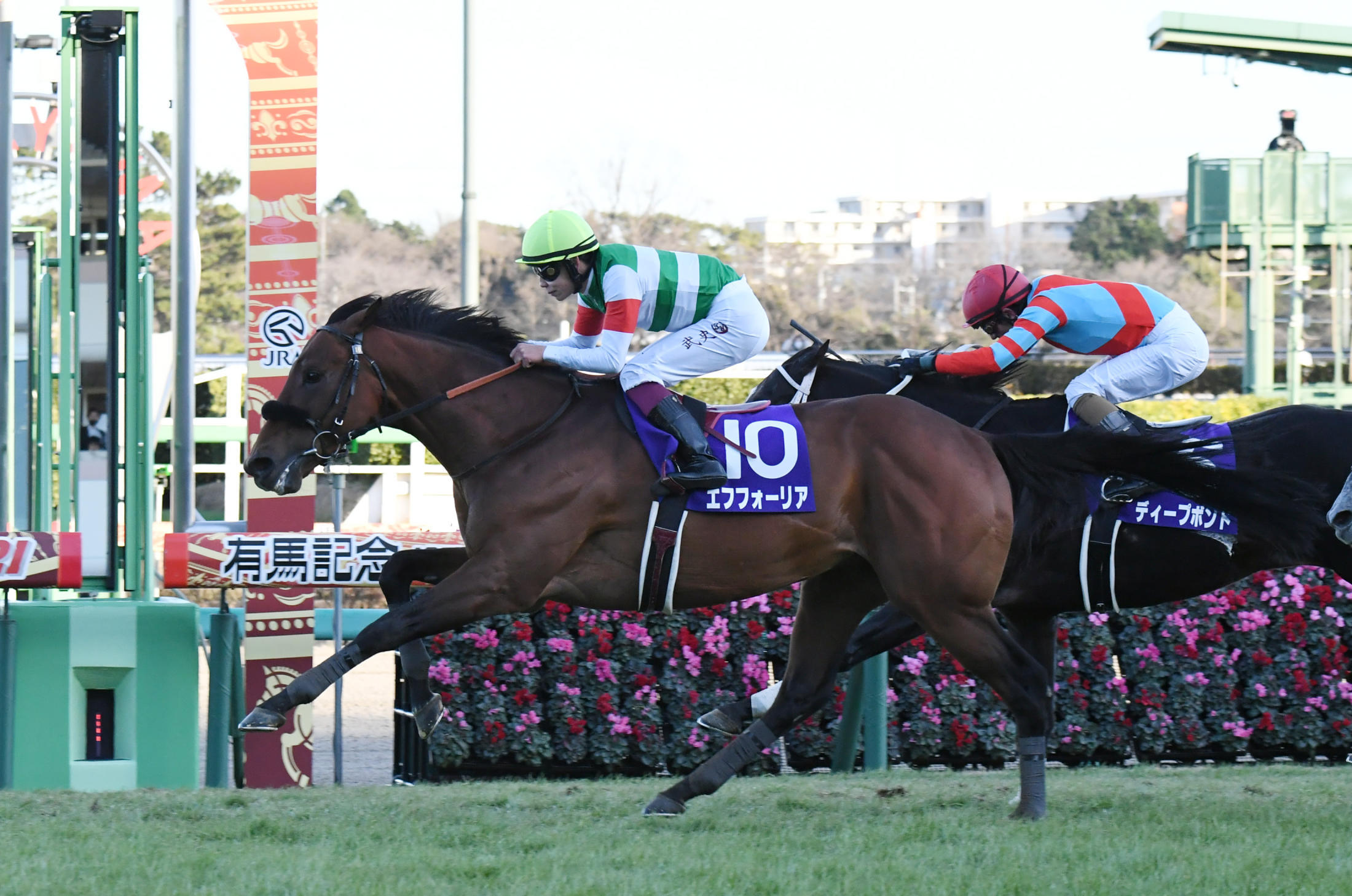 何が有馬記念Vのエフフォーリアと3着クロノジェネシスの明暗を分けたのか…横山武史騎手が仕掛けた2周目3コーナーの駆け引き（Yahoo!ニュース  オリジナル THE PAGE）