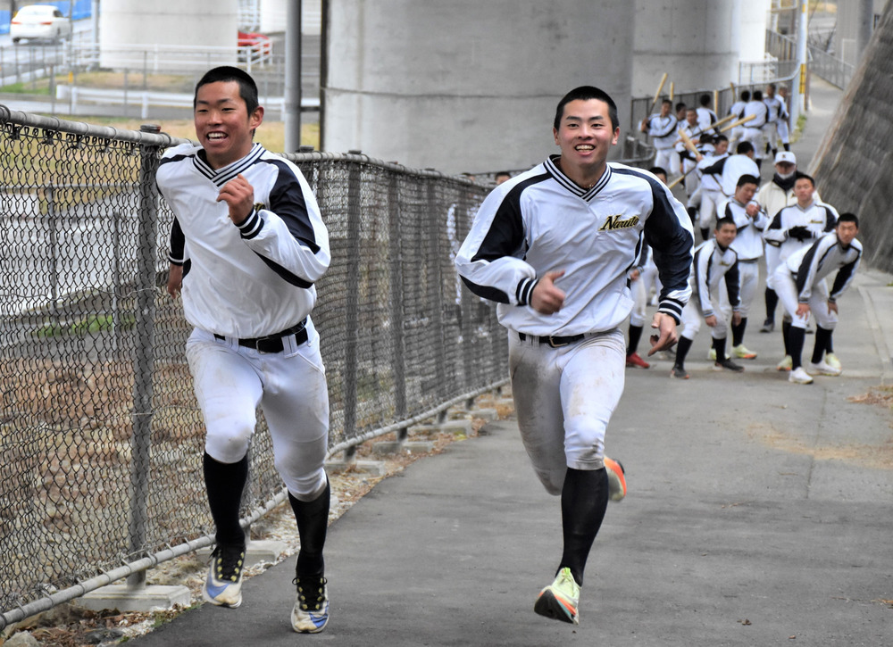 9年ぶりの春―鳴門＞第94回選抜高校野球 練習風景から 雨…高架