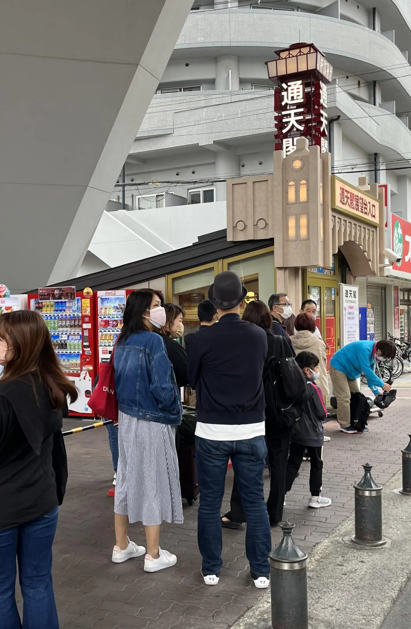 通天閣 総工費3億円の全長60メートル滑り台が開業 1番乗りは深夜から並んだ宮崎市の男性 Yahoo ニュース オリジナル The Page 通天閣 総工費3億円の全長60メートル滑り台が開業 1番乗りは深夜から並んだ宮崎市の男性 Yahoo ニュース オリジナル The Page