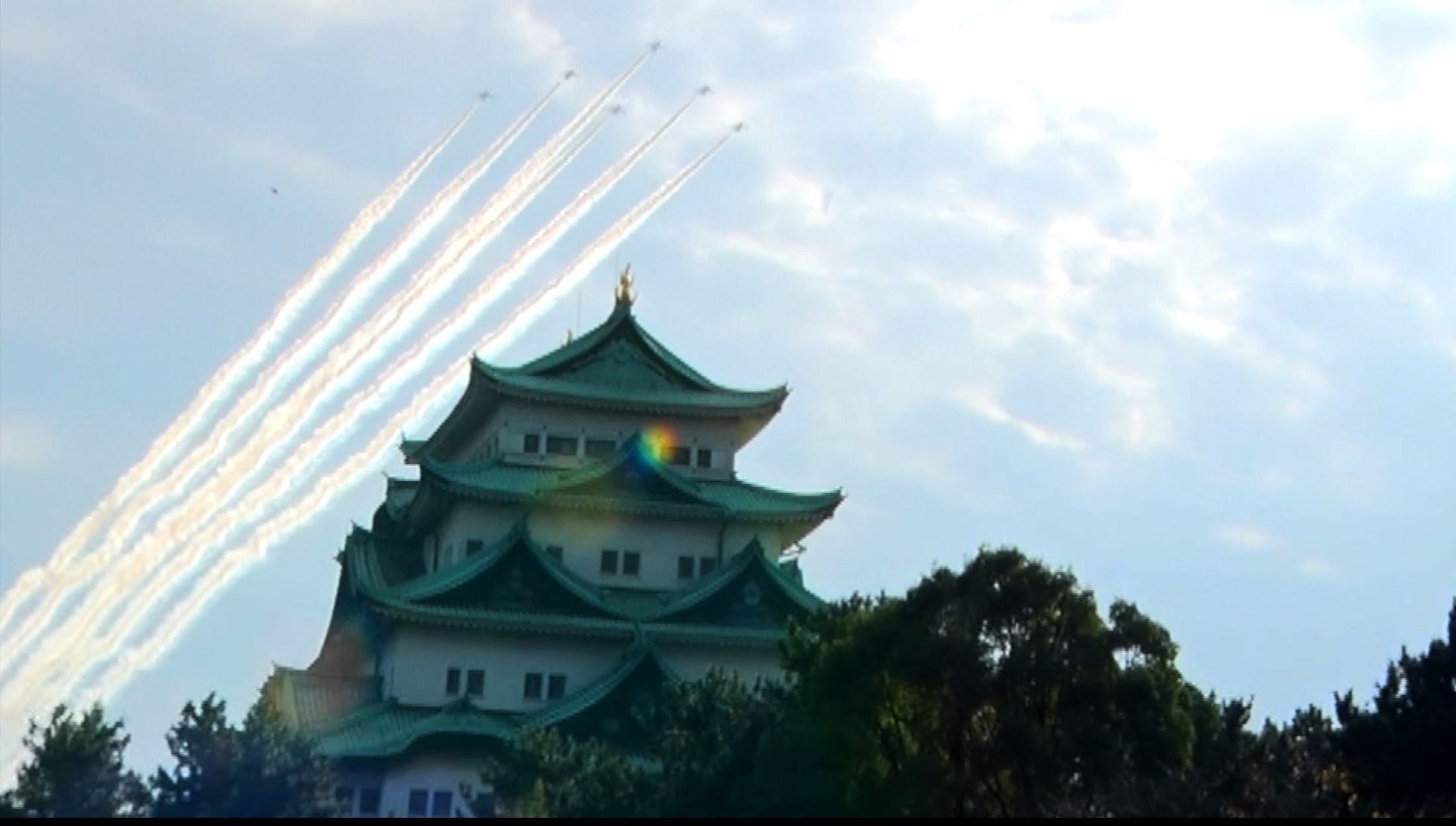 ブルーインパルスが名古屋城上空に「花」咲かせる 愛知県政150