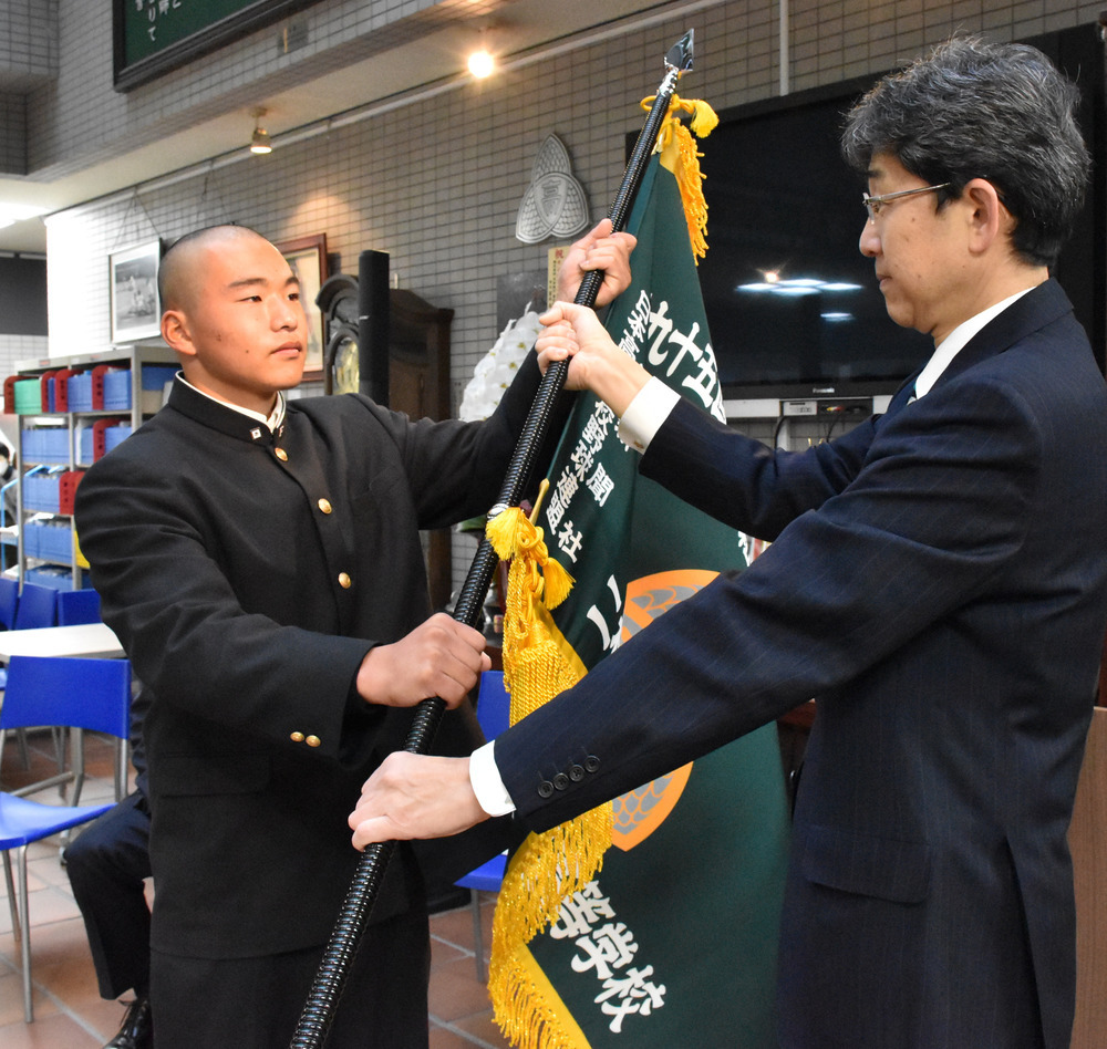 センバツ高校野球 「一戦必勝」健闘誓う 深緑の「旗」、二松学舎大 