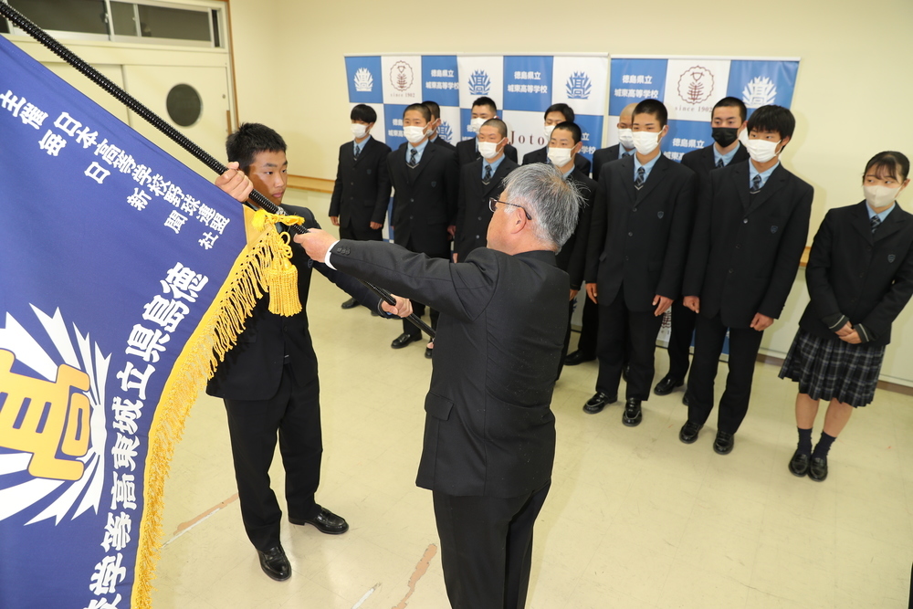 城東 「全力プレーしてきます」 センバツ旗授与で主将 ／徳島