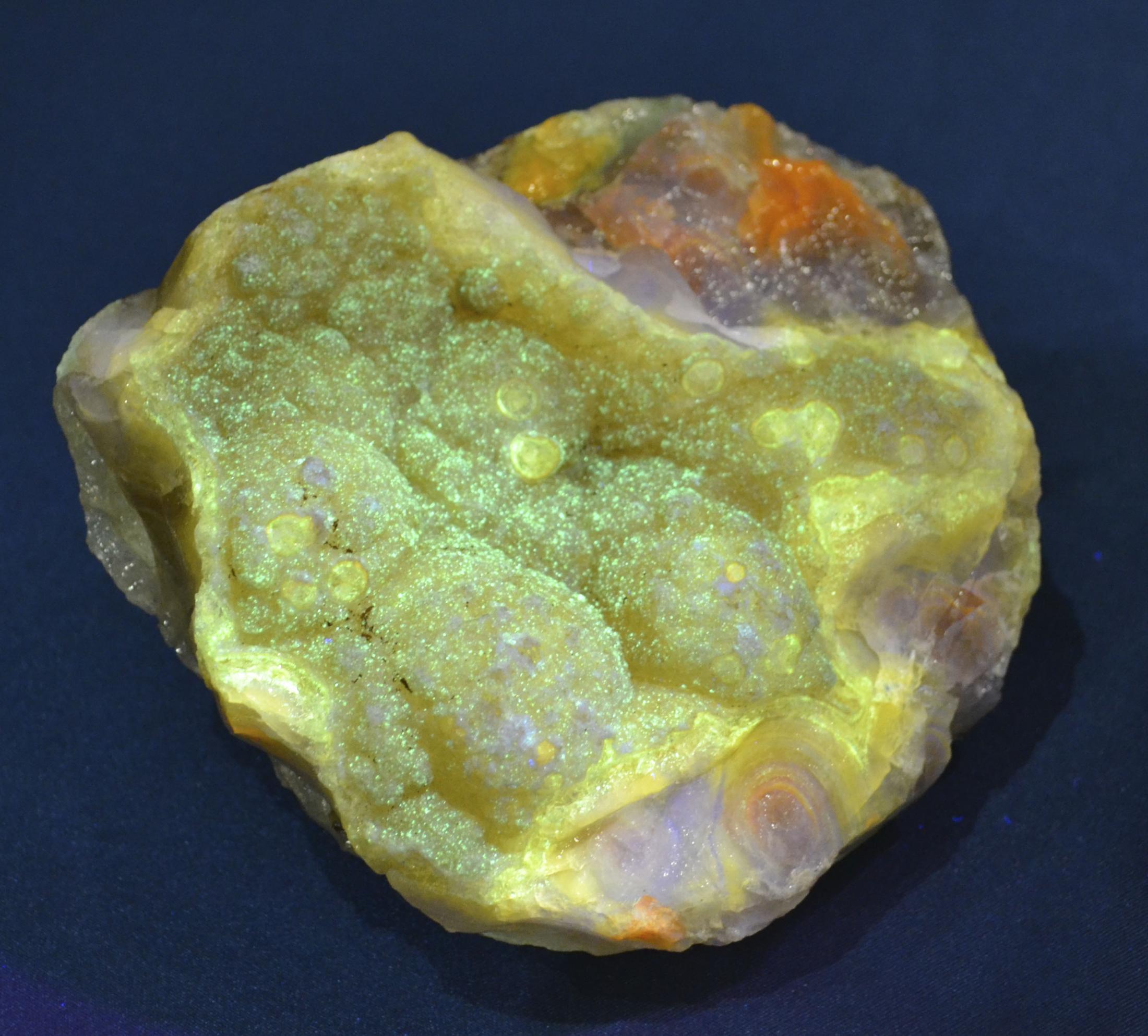 新種の鉱物「北海道石」発見 紫外線で黄緑の蛍光（共同通信） - Yahoo