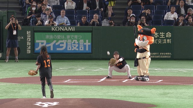 巨人の始球式に俳優・山本舞香さんが登場 自慢の腹筋ちら見えに