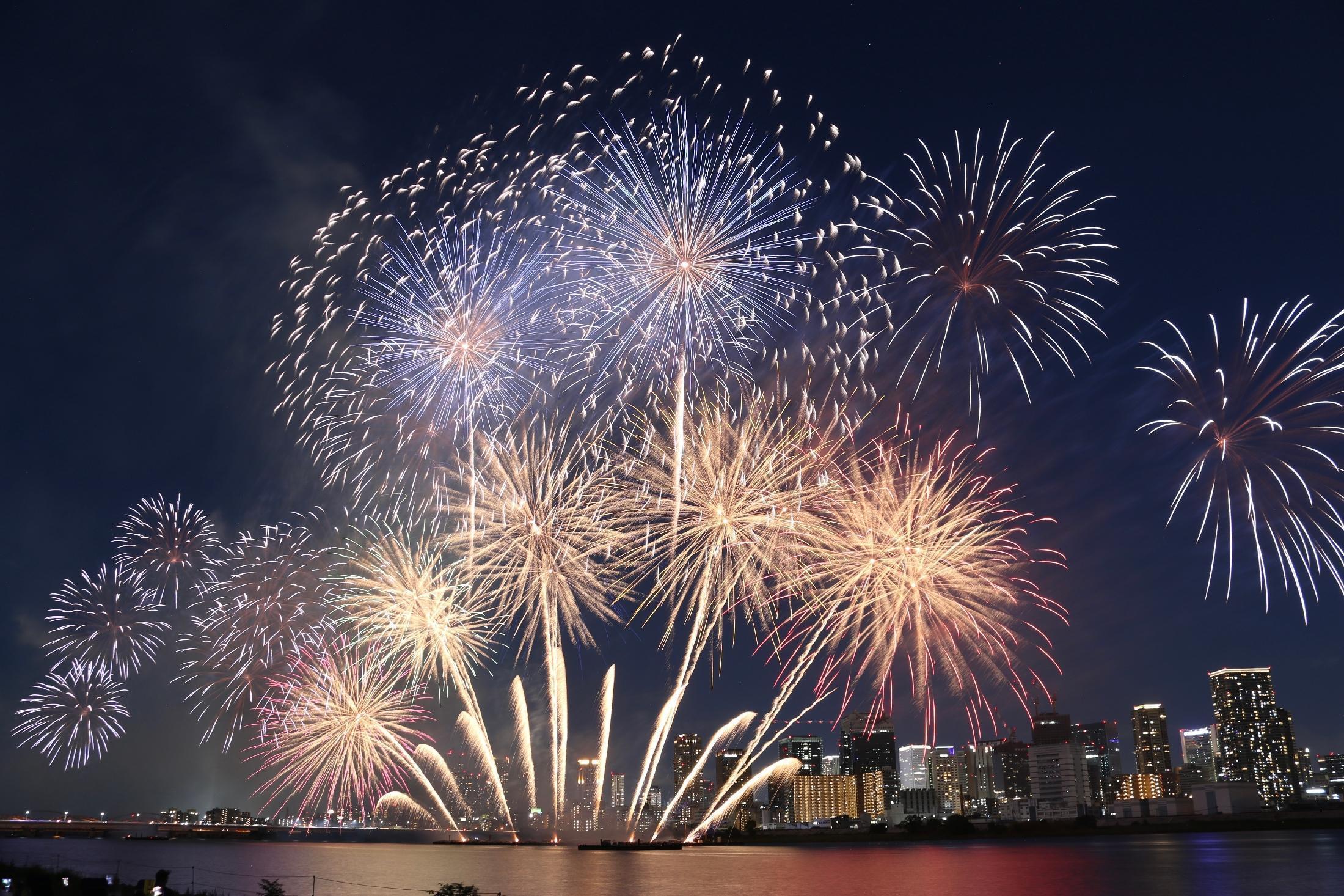 なにわの夜空に鮮やかな大輪 淀川花火に見物客から大歓声も（Yahoo