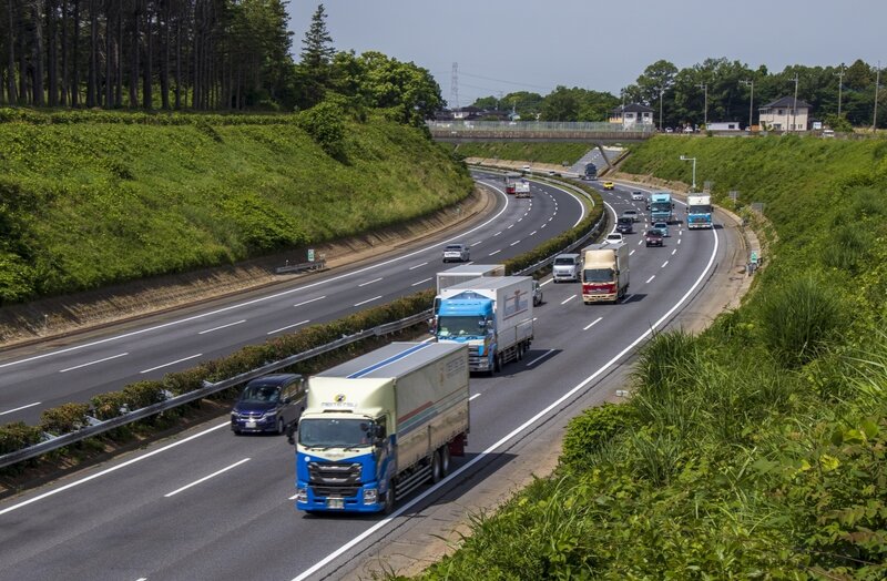 高速道路でのトラックの最高速度は引き上げるべきか？…物流2024年問題
