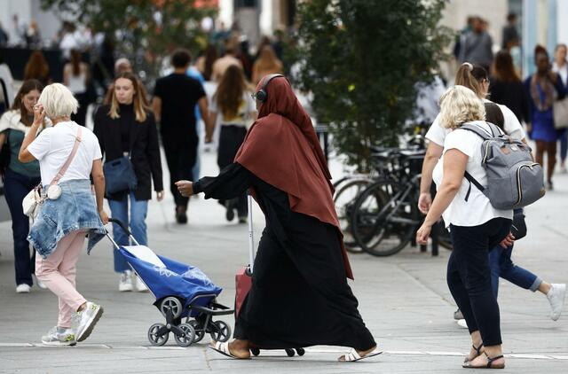 フランス、アバヤ禁止で波紋拡大 アラブ女性の伝統衣装、訴訟も（共同通信） - Yahoo!ニュース