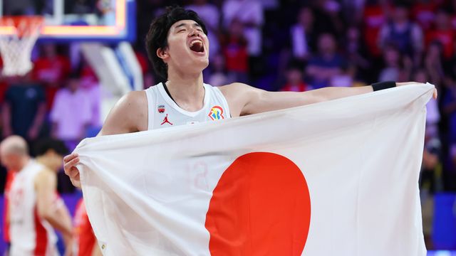 渡邊雄太 パリ五輪決定に”涙”「まだまだこのユニホームを着てプレー