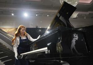 フレディのピアノ3億円　クイーンのボーカル、遺品競売