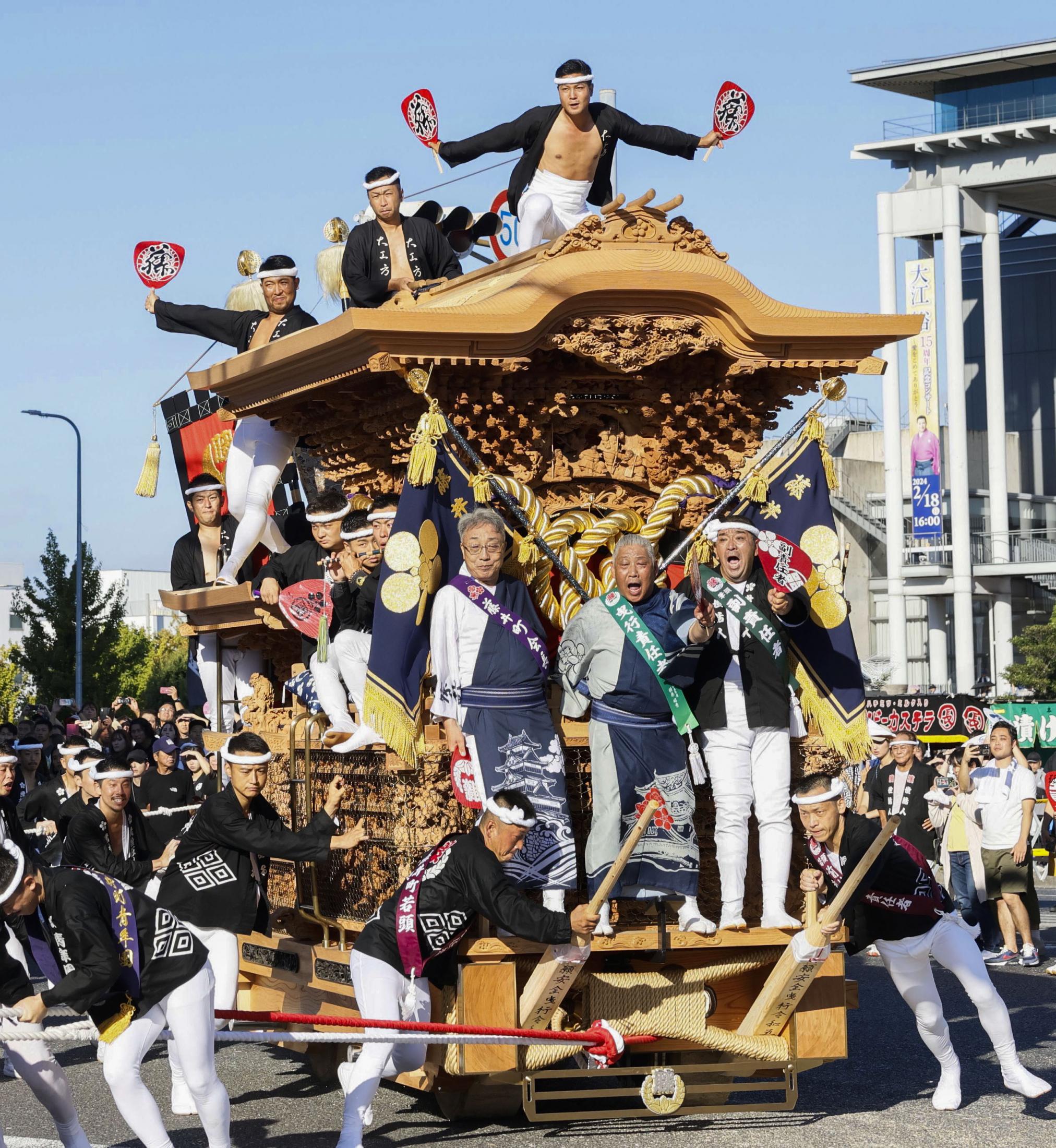 岸和田だんじり祭が開幕 威勢良く「ソーリャ、ソーリャ」（共同通信