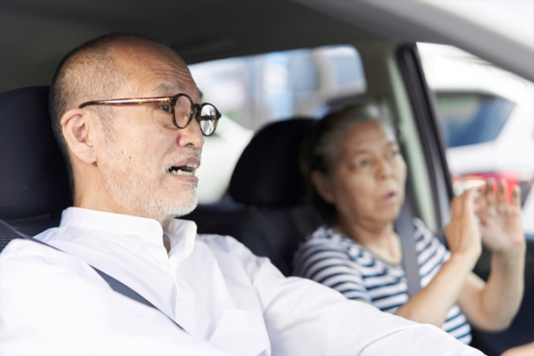 高齢ドライバーの“ゆるゆる”な免許更新…合格率8割超「運転技能検査」は縁石に乗り上げても受かる