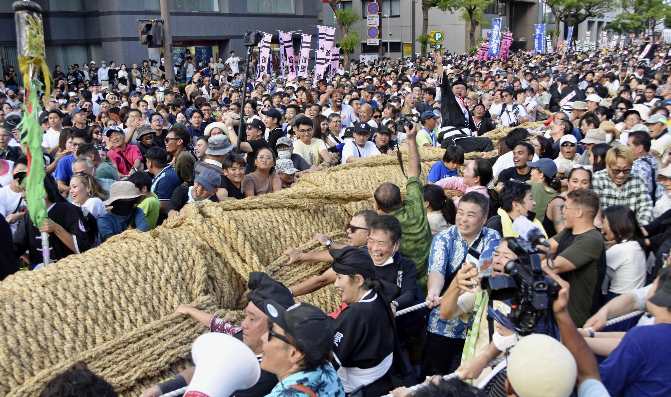 那覇で大綱引き、27万人熱気 世界最大級200メートル（共同通信