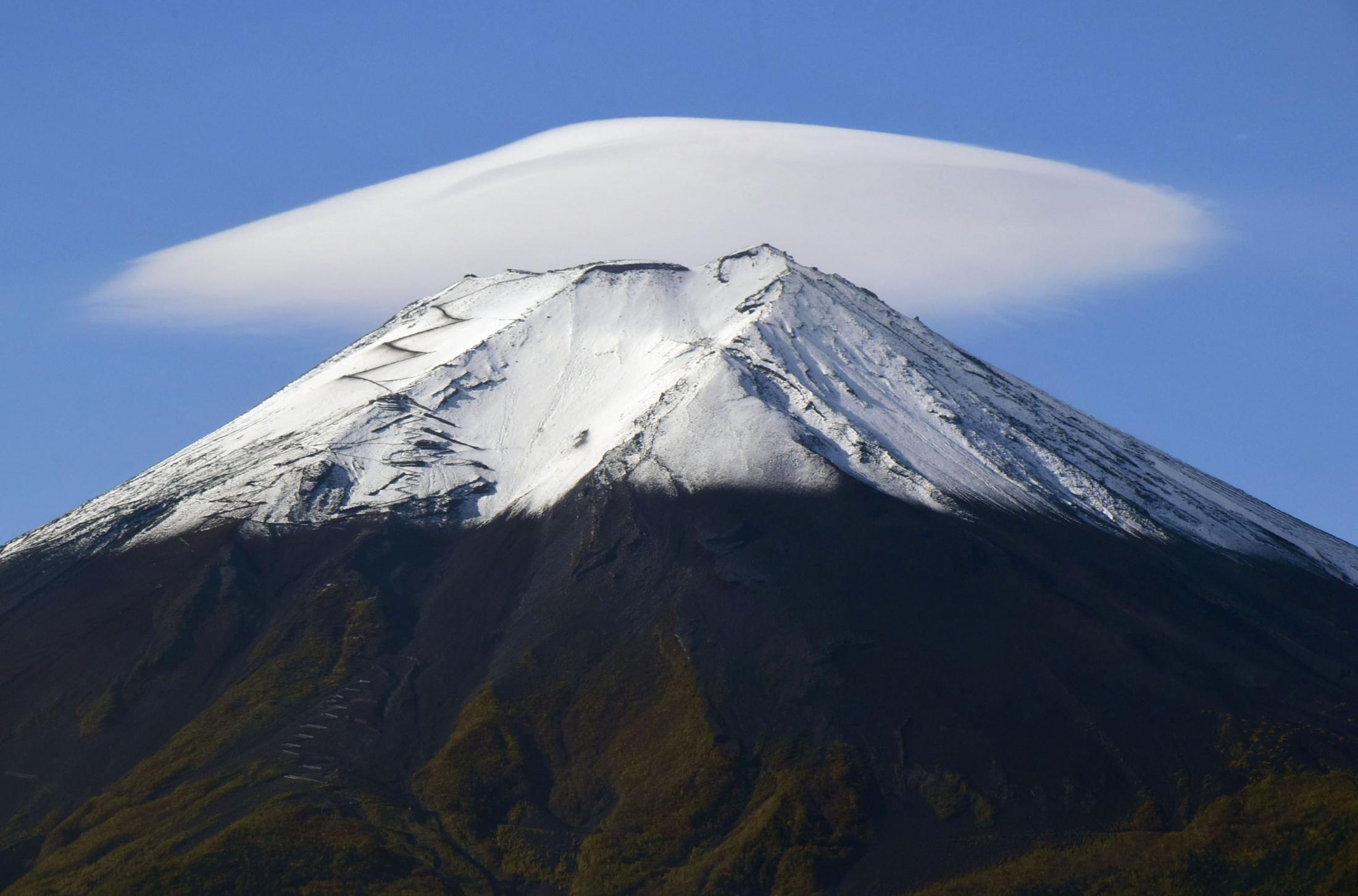 晴天の富士山頂に巨大な笠雲 真っ白な帽子、ふんわりと（共同通信