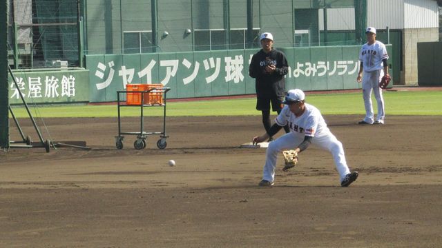 巨人】門脇誠 セカンドの守備練習 侍に招集されれば「どこを守るか