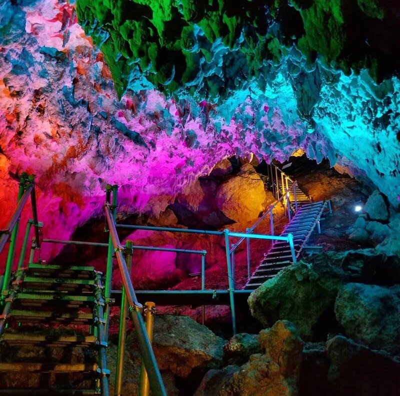 洞窟探検はEVで…テラモーターズが沖縄の観光地に充電器を導入