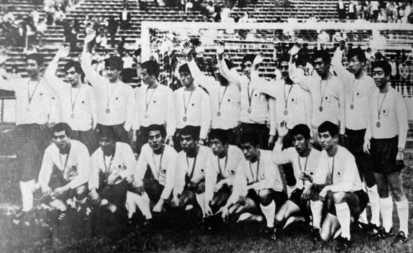 1968年メキシコ五輪表彰式では、なぜか岡野コーチの首に銅メダルがぶら下がった【釜本邦茂が語る「ガマッチョの真実」#45】