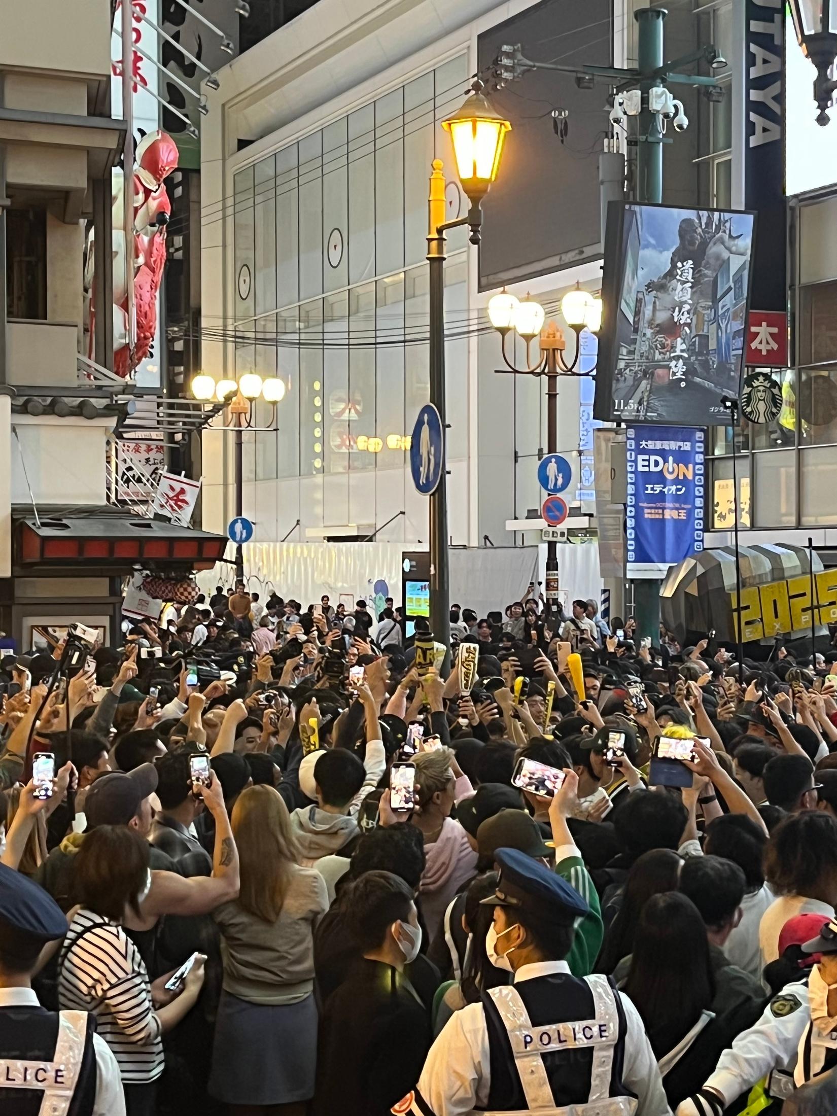 歓喜の道頓堀 阪神タイガース38年ぶりの日本一にトラファン大興奮