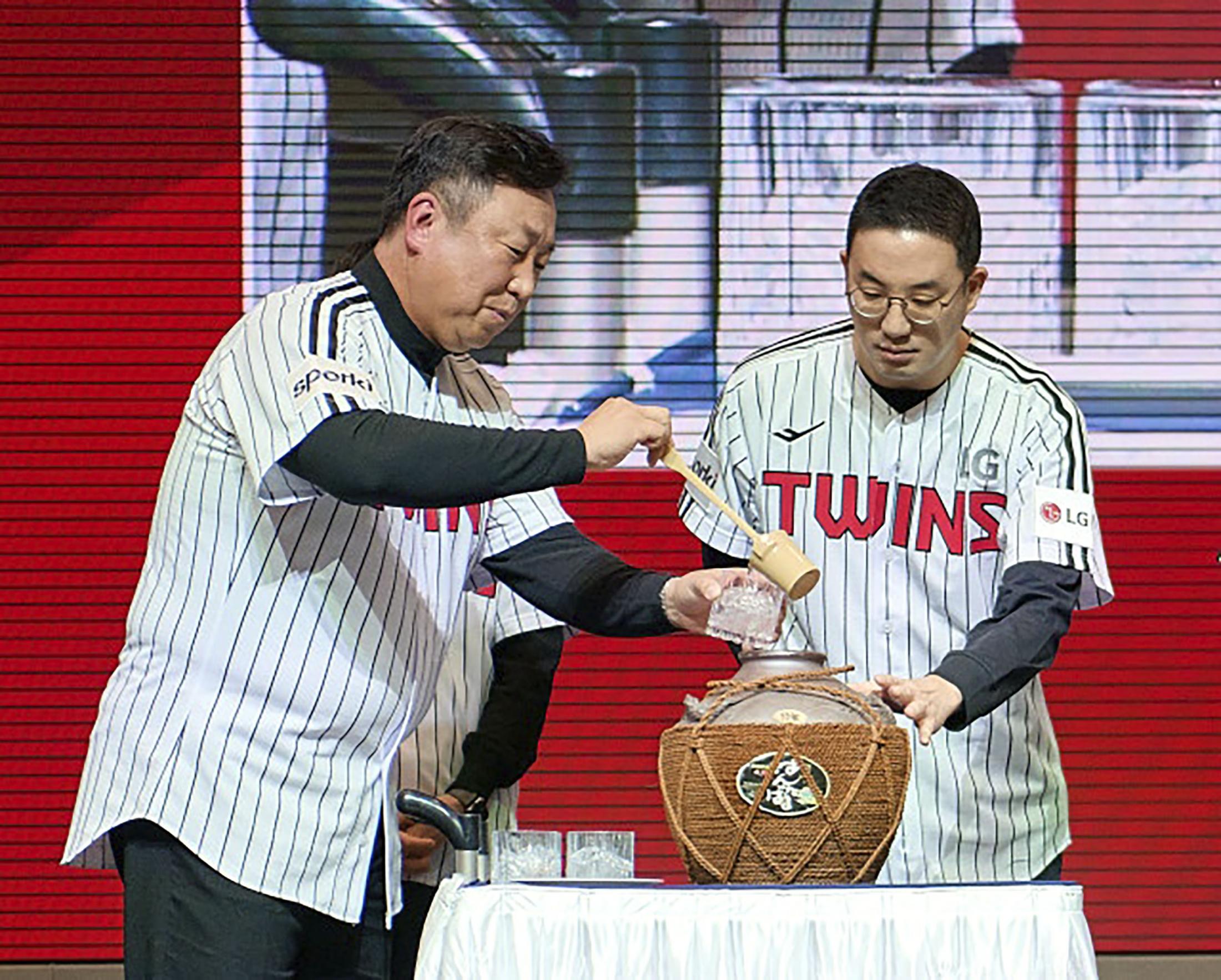 30年熟成の泡盛で優勝祝い 韓国プロ野球、LGツインズ（共同通信