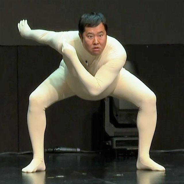 とにかく明るい安村「我穿着衣服」 中国・上海公演で裸禁止 全身タイツ