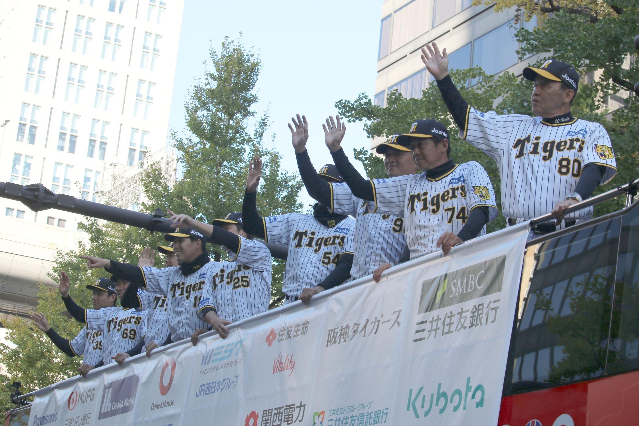 阪神、オリックスの優勝パレード 午後の部だけで50万人 1日で96