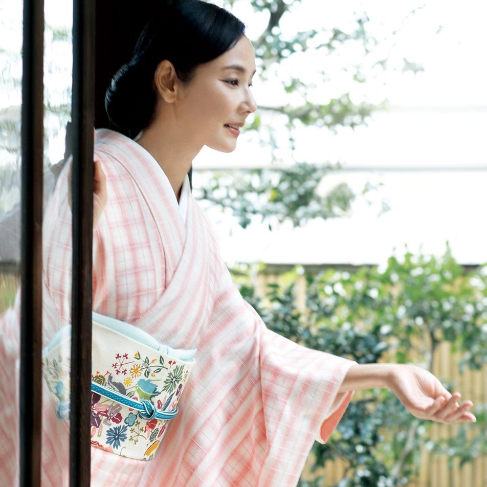 吉田羊さん「現代の染織家の着物」茜色の紬に型絵染の帯…可愛さ