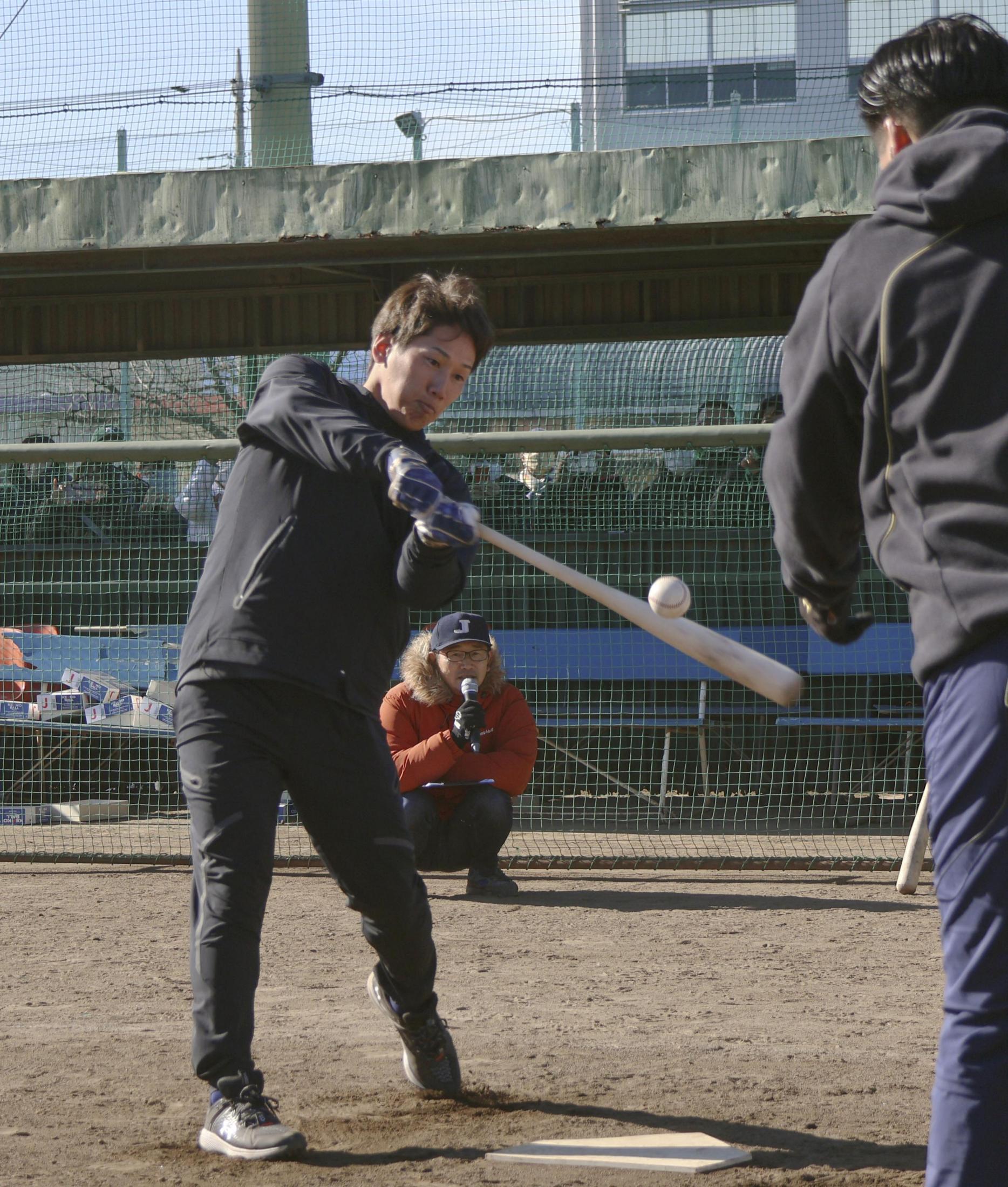 吉田正と井口氏が野球教室 打撃実演、響く快音に歓声（共同通信